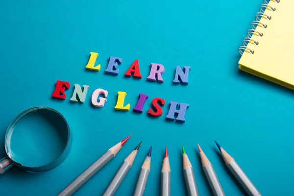 学习英语的概念。学习语言的时间到了。由彩色 abc 字母组成的单词块木制字母, 复制空间为广告文本. — 图库照片