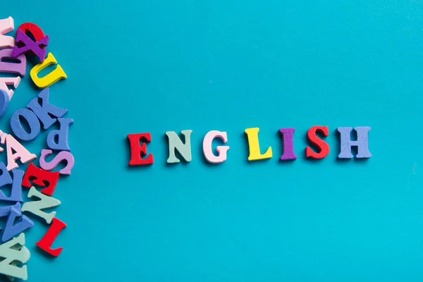 Dowiedz się koncepcja angielski. Czas na naukę języków obcych. Słowo składa się z kolorowych abc blok drewniany litery alfabetu, kopia miejsce na tekst reklamy. — Zdjęcie stockowe