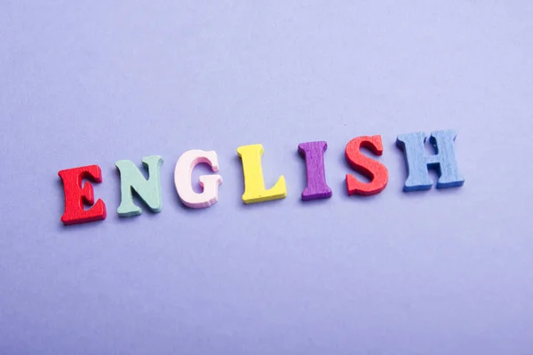 Aprende el concepto inglés. Tiempo para aprender idiomas. Palabra compuesta de letras de madera abc bloque alfabeto colorido, espacio de copia para el texto del anuncio . — Foto de Stock