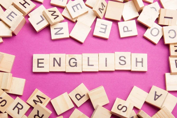 Impara l'inglese. Tempo per imparare le lingue. Parola composta da colorati alfabeto abc blocco lettere di legno, spazio copia per il testo dell'annuncio . — Foto Stock