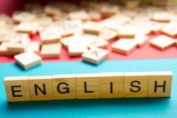 Impara l'inglese. Tempo per imparare le lingue. Parola composta da colorati alfabeto abc blocco lettere di legno, spazio copia per il testo dell'annuncio . — Foto Stock