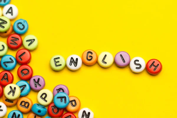Αγγλική λέξη που αποτελείται από πολύχρωμα abc μπλοκ ξύλινα γράμματα της αλφαβήτου, αντίγραφο χώρος για διαφημιστικό κείμενο. Έννοια της εκπαίδευσης. — Φωτογραφία Αρχείου