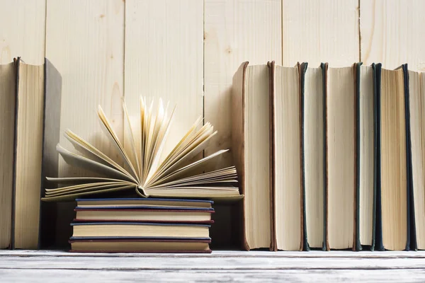 Libro abierto, libros de tapa dura sobre mesa de madera. De vuelta a la escuela. Copiar espacio — Foto de Stock