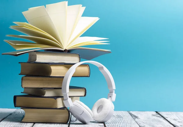 Open boek, hardback boeken op houten tafel. Terug naar school. Kopieerruimte — Stockfoto