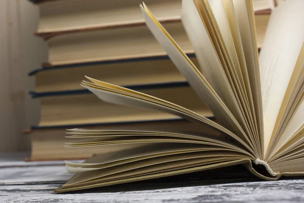 Açık kitap, ahşap masadaki ciltli kitaplar. Okula dönelim. Boşluğu kopyala
