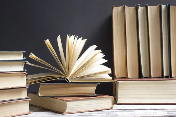 Libro abierto, libros de tapa dura sobre mesa de madera. De vuelta a la escuela. Copiar espacio —  Fotos de Stock