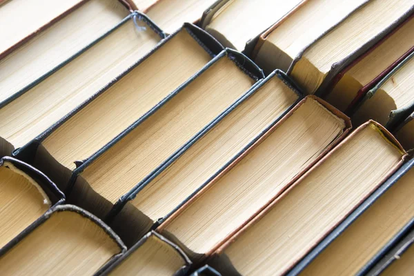 Högen med böcker bakgrund. många böcker högar. — Stockfoto