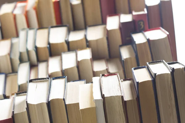En haug med bøker. mange bokstabler . – stockfoto