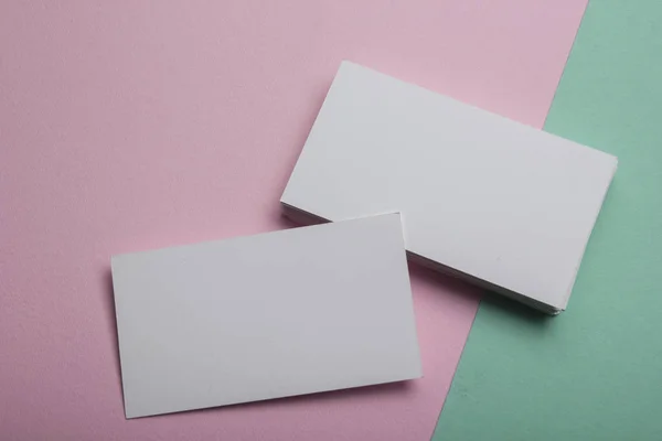 Visitenkarten-Attrappe auf farbigem Hintergrund. Flach gelegt. Kopierraum für Text — Stockfoto