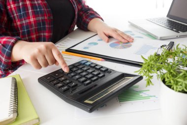 Yeni başlangıç projesi ile çalışma present.professional yatırımcı toplantı iş takım. Finans yöneticileri görev.