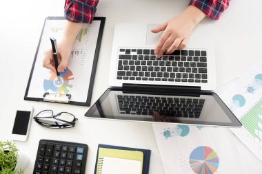 Yeni başlangıç projesi ile çalışma present.professional yatırımcı toplantı iş takım. Finans yöneticileri görev.