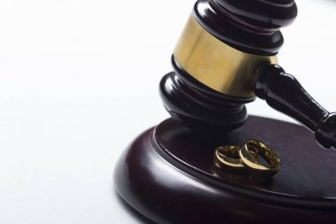 Boşanma kavramı. Alyans ve yargıç tokmak kapat