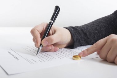 Karı-koca, boşanma, boşanma, fesih, iptal, yasal boşanma belgeleri, boşanma evrakları ya da avukatın hazırladığı evlilik öncesi anlaşma. Evlilik yüzüğü.