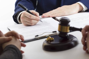 Karı-koca, boşanma, boşanma, fesih, iptal, yasal boşanma belgeleri, boşanma evrakları ya da avukatın hazırladığı evlilik öncesi anlaşma. Evlilik yüzüğü.