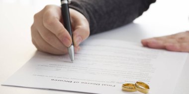 Karı-koca, boşanma, boşanma, fesih, iptal, yasal boşanma belgeleri, boşanma evrakları ya da avukatın hazırladığı evlilik öncesi anlaşma. Evlilik yüzüğü.