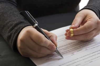 Karı-koca, boşanma, boşanma, fesih, iptal, yasal boşanma belgeleri, boşanma evrakları ya da avukatın hazırladığı evlilik öncesi anlaşma. Evlilik yüzüğü.