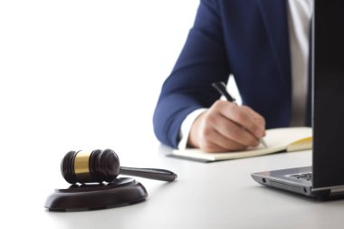 Hukuk, tavsiye ve yasal hizmetler kavramı. Avukat ve takım toplantısı hukuk firmasında avukat.
