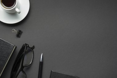 Ofis resepsiyon masası malzemeleri ile. Düz yatıyordu iş işyeri ve nesneleri. Üstten Görünüm. Metin için yer kopyalayın