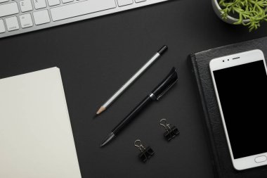 Ofis resepsiyon masası malzemeleri ile. Düz yatıyordu iş işyeri ve nesneleri. Üstten Görünüm. Metin için yer kopyalayın