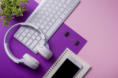 Ofis resepsiyon masası malzemeleri ile. Düz yatıyordu iş işyeri ve nesneleri. Üstten Görünüm. Metin için yer kopyalayın