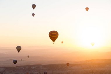 Sıcak hava balonları dağ manzarası Kapadokya, Göreme Milli Parkı, Türkiye üzerinde.