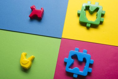 Renkli arka plan üzerinde eğitim gelişmekte olan oyuncak çerçeve çocuklar. Üstten Görünüm. Düz yatıyordu. Metin için yer kopyalayın