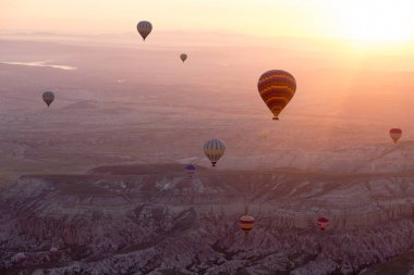 Sıcak hava balonları dağ manzarası Kapadokya, Göreme Milli Parkı, Türkiye üzerinde.