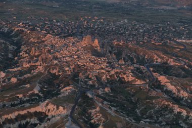 Sıcak hava balonları dağ manzarası Kapadokya, Göreme Milli Parkı, Türkiye üzerinde.