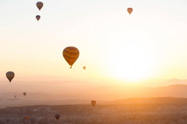 Sıcak hava balonları dağ manzarası Kapadokya, Göreme Milli Parkı, Türkiye üzerinde.