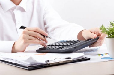 Hesaplamalar yapan kadın muhasebeciye ya da bankacıya yaklaş. Tasarruf, finans ve ekonomi kavramı