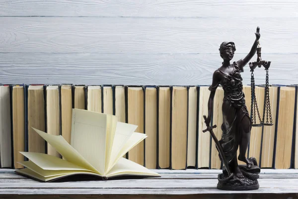 Νομική έννοια δικαίου - βιβλίο ανοιχτό νόμου με ένα σφυρί ξύλινα δικαστές στο τραπέζι σε μια αίθουσα του Δικαστηρίου ή του νόμου υπηρεσία αναγκαστικής εκτέλεσης. Χώρο αντίγραφο για το κείμενο — Φωτογραφία Αρχείου