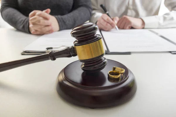 Karı-koca, boşanma, boşanma, fesih, iptal, yasal boşanma belgeleri, boşanma evrakları ya da avukatın hazırladığı evlilik öncesi anlaşma. Evlilik yüzüğü.