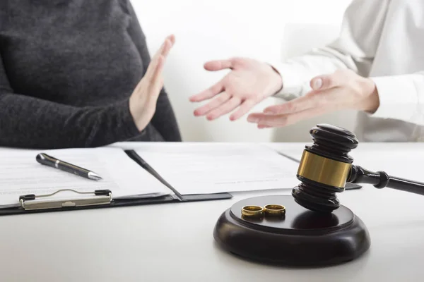 Mani di moglie, marito firma decreto di divorzio, scioglimento, annullamento del matrimonio, documenti di separazione legale, deposito di documenti di divorzio o accordo prematrimoniale preparato dall'avvocato. fede nuziale — Foto Stock