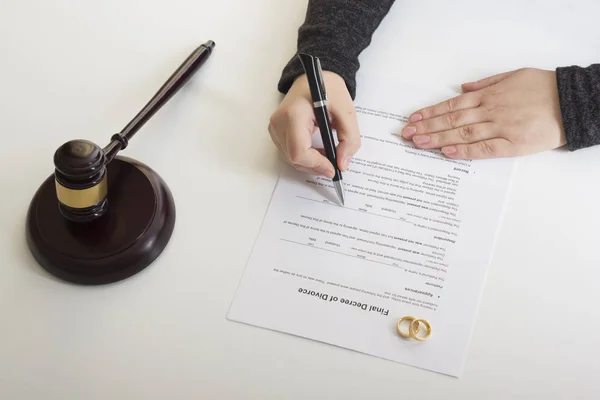 Manos de esposa, marido firmando decreto de divorcio, disolución, cancelación de matrimonio, documentos de separación legal, presentación de documentos de divorcio o acuerdo prematrimonial preparado por el abogado. Anillo de boda — Foto de Stock