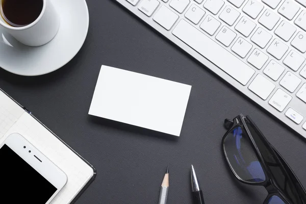 Mesa de escritório com suprimentos. Flat lay Negócios local de trabalho e objetos. Vista superior. Espaço de cópia para texto — Fotografia de Stock