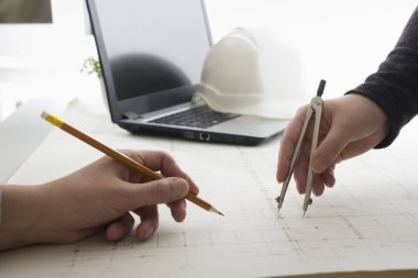 Mimarlar Blueprint, gayrimenkul projesi üzerinde çalışıyor. Mimar işyeri - mimari proje, planları, cetvel, hesap makinesi, laptop ve bölücü pusula. İnşaat kavramı. Mühendislik araçları.