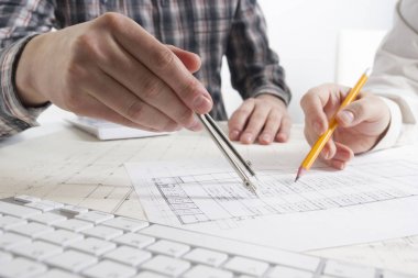 Mimarlar Blueprint, gayrimenkul projesi üzerinde çalışıyor. Mimar işyeri - mimari proje, planları, cetvel, hesap makinesi, laptop ve bölücü pusula. İnşaat kavramı. Mühendislik araçları.