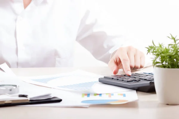 Gros plan d'une femme comptable ou banquière faisant des calculs. Épargne, finances et concept d'économie — Photo