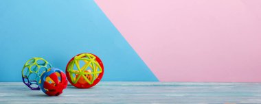 Ahşap arka plan üzerinde renkli çocuk oyuncakları çerçeve. Üst te. Düz yatıyordu. Metin için alan kopyalama