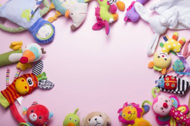 Ahşap arka plan üzerinde renkli çocuk oyuncakları çerçeve. Üst te. Düz yatıyordu. Metin için alan kopyalama.