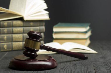 Hukuk konsepti - Beyaz arka planda izole edilmiş bir mahkeme salonunda ya da emniyet teşkilatında ahşap yargıç tokmağı olan bir hukuk kitabı. Metin için alanı kopyala