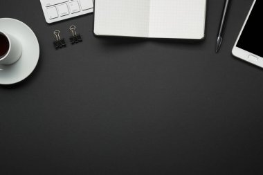 Ofis resepsiyon masası malzemeleri ile. Düz yatıyordu iş işyeri ve nesneleri. Üstten Görünüm. Metin için yer kopyalayın