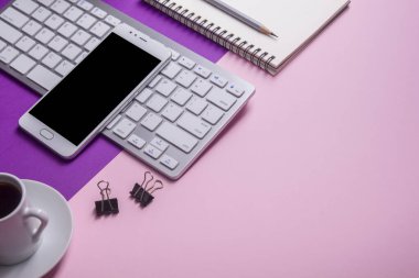 Ofis resepsiyon masası malzemeleri ile. Düz yatıyordu iş işyeri ve nesneleri. Üstten Görünüm. Metin için yer kopyalayın