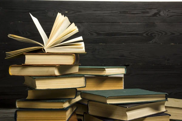 Libro abierto, libros de tapa dura sobre mesa de madera. De vuelta a la escuela. Copiar espacio. — Foto de Stock