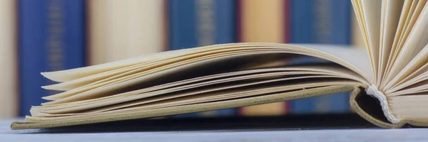 Livro aberto, livros de capa dura sobre mesa de madeira. De volta à escola. Espaço de cópia — Fotografia de Stock