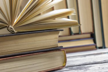 Açık kitap, ahşap masadaki ciltli kitaplar. Okula dönelim. Boşluğu kopyala