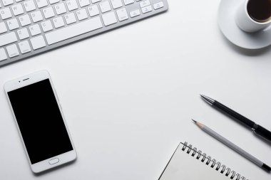 Ofis resepsiyon masası malzemeleri ile. Düz yatıyordu iş işyeri ve nesneleri. Üstten Görünüm. Metin için yer kopyalayın