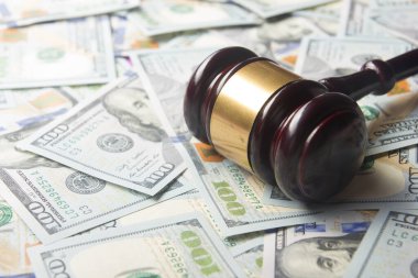 Hakimler veya Auctioneer tokmak Doları nakit arka plan, üstten görünüm, yakın çekim üzerinde. Yolsuzluk, rüşvet, sahtekarlık, suç, iflas, Kefalet teklif, açık artırma için kavram cezalar