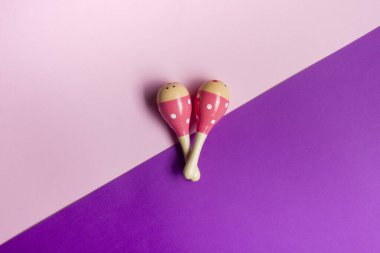 Geçmişi geliştirmek için çocuk oyuncakları. Düz yatıyordu renkli ahşap top perküsyon müzik aletleri İkili kağıt ofis masasında.