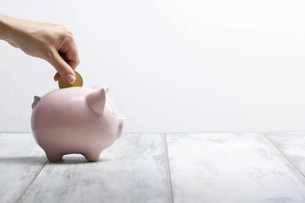 Vrouw hand zetten geld munt in piggy voor het besparen van geld rijkdom en financieel concept — Stockfoto